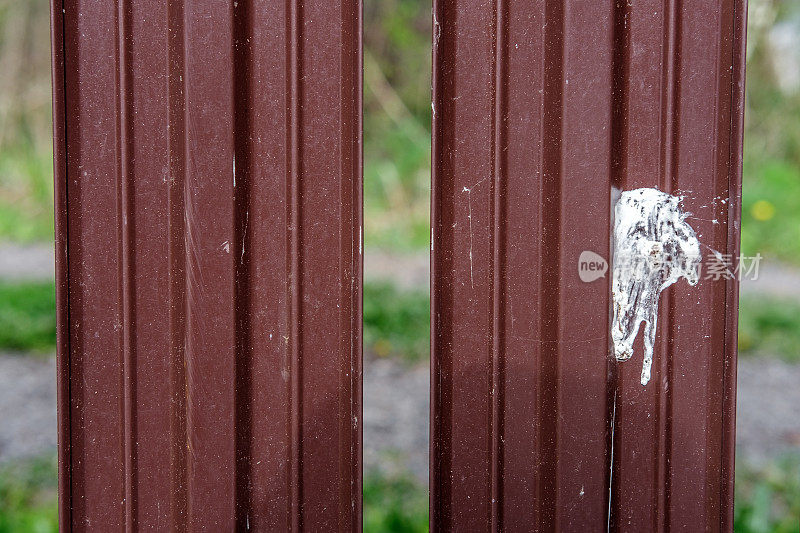 篱笆上有鸟粪。
