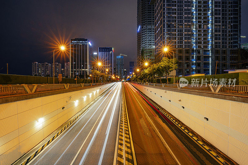 成都金融城附近道路上车辆的流线型，摄于夜间