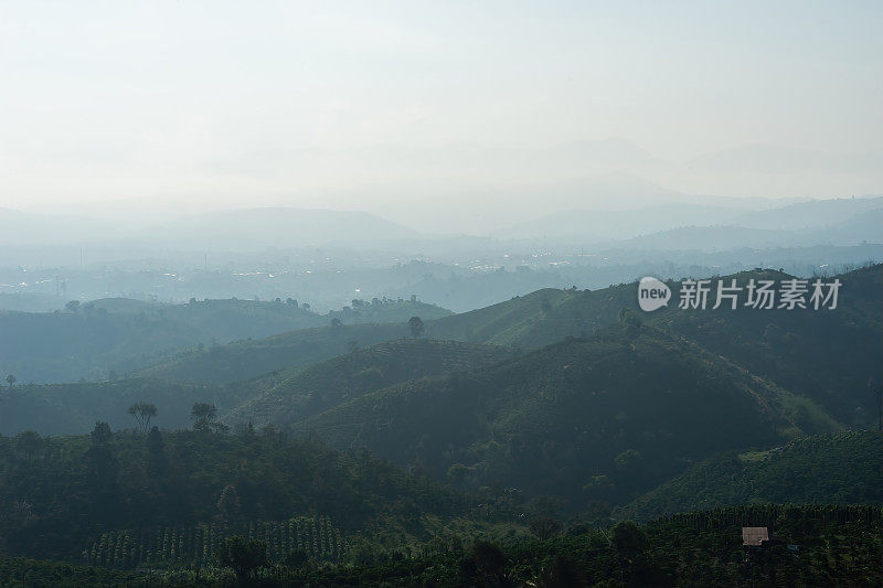 越南林东省宝禄镇林魁帕庵宝塔附近的山谷和山的美丽景色