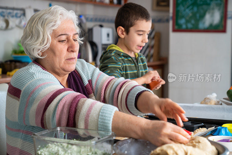 老奶奶和孙子在厨房做饭