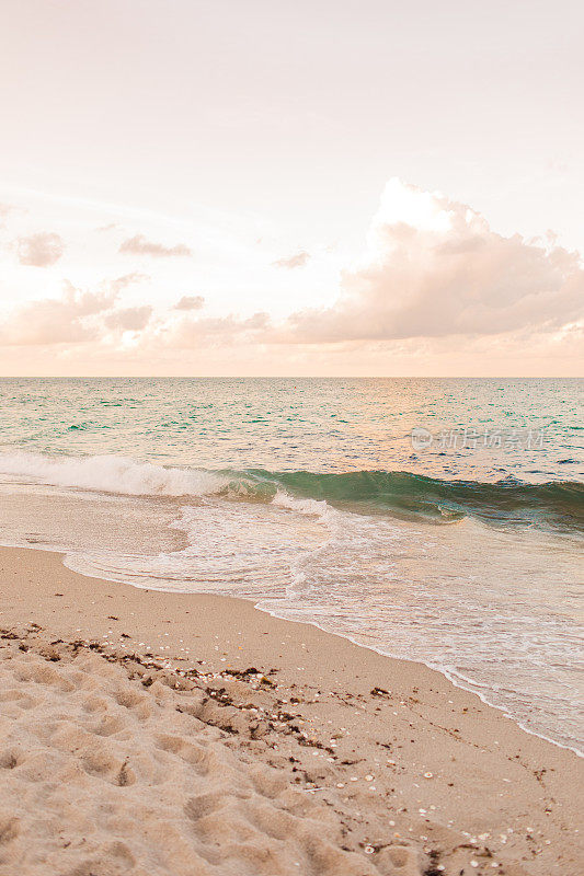 柔和的日落天空在棕榈滩，佛罗里达海岸线