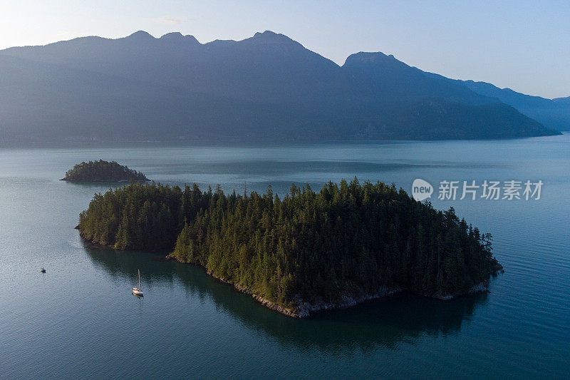 沿着海岸山脉航行