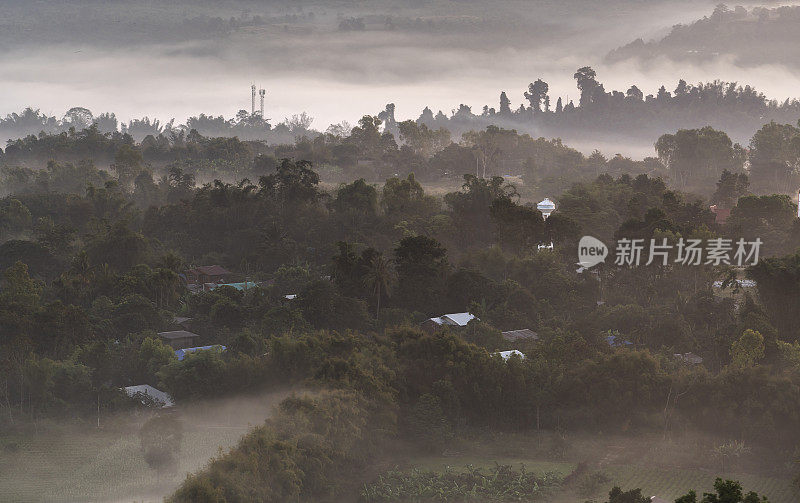 日出时分，泰国碧差汶省考考区的美丽景色