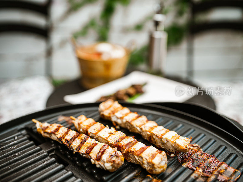 烤架上的鸡肉串和蔬菜