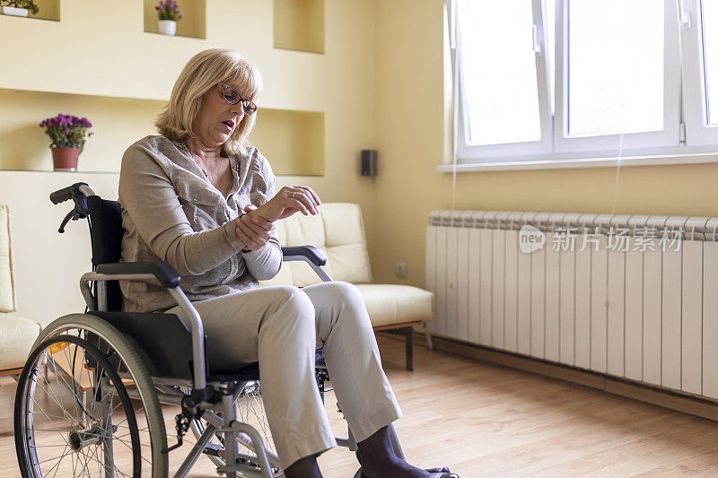 一位患有慢性关节炎的残疾老年妇女的肖像。