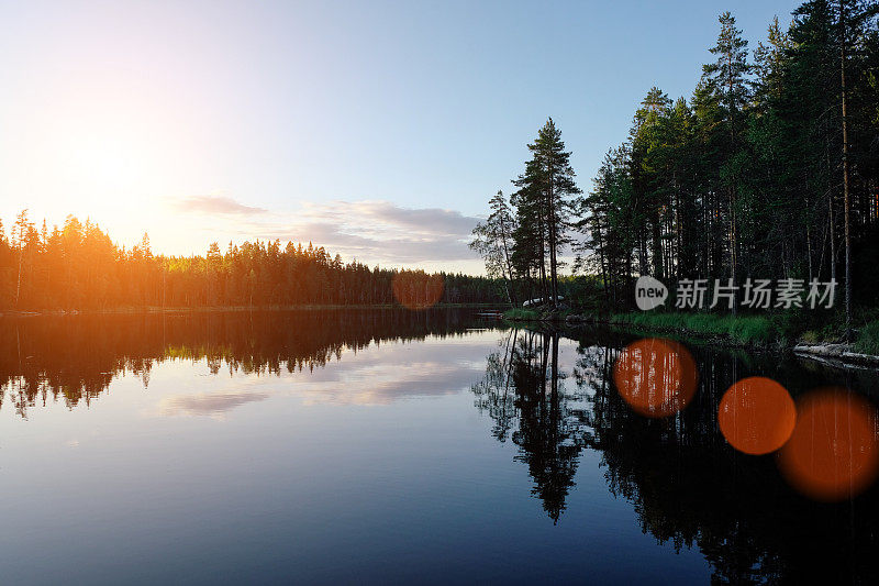 芬兰湖自然美丽的日落