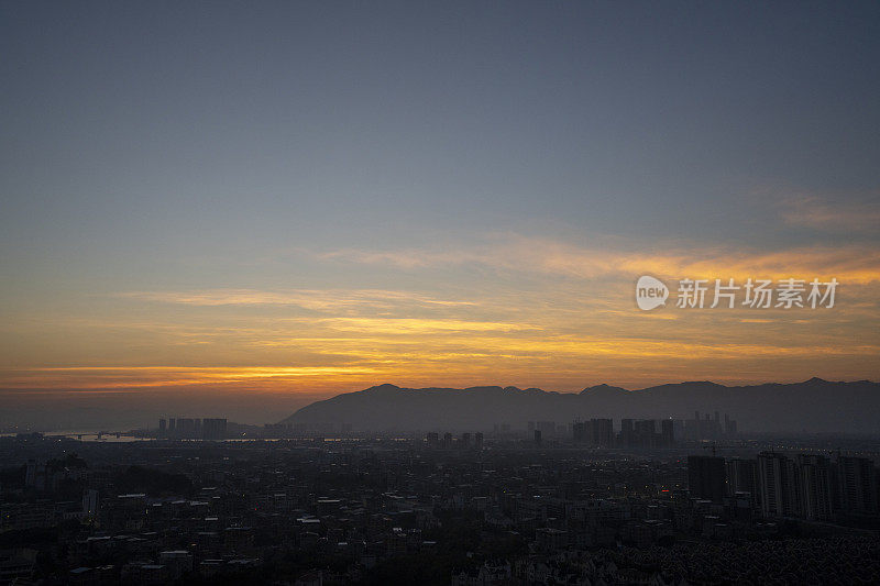 中国福建省福州市的城市景观在晨曦中