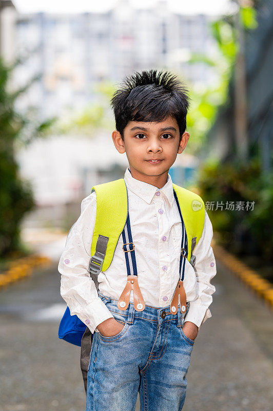 小男孩背着书包去上学。