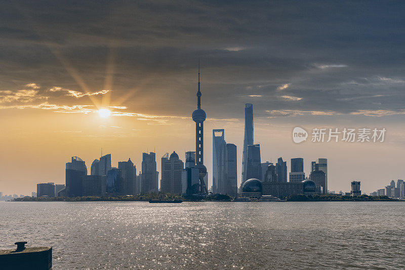 黄浦江畔日出中的上海天际线