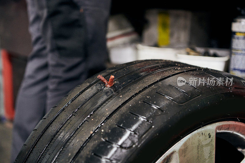 硫化剂在室内汽车修理店将天然粗橡胶注射到穿孔的旧轮胎之前，通过插入注射模具来固定穿孔的孔