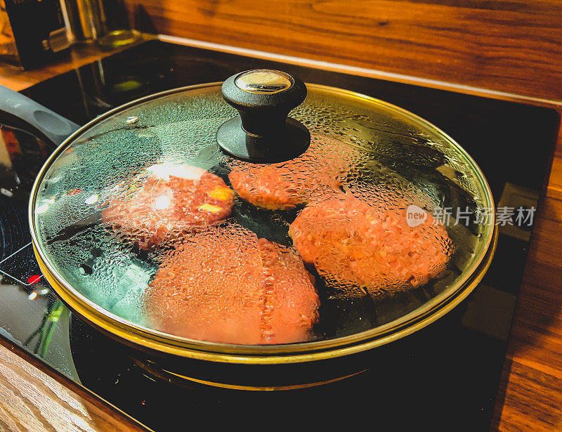 用平底锅煎汉堡肉。