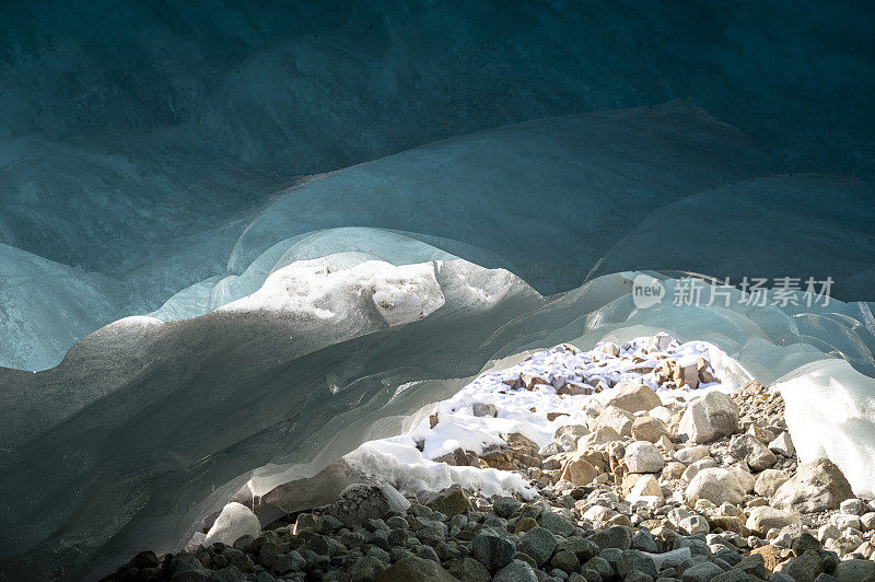 古代冰川下的冰洞