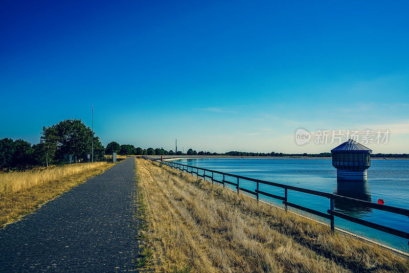 德国“Speicherbecken”水库旁的一条小路。