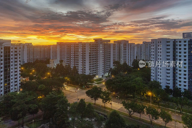 新加坡裕廊西组屋公寓楼的夕阳