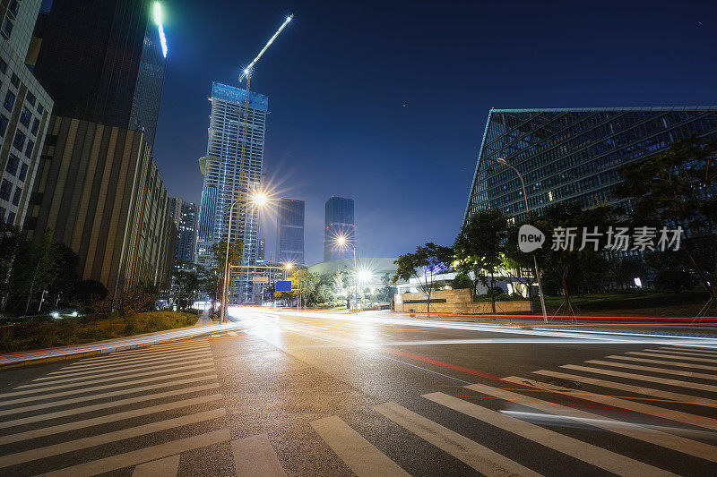 现代城市和道路拍摄在繁华的成都夜间