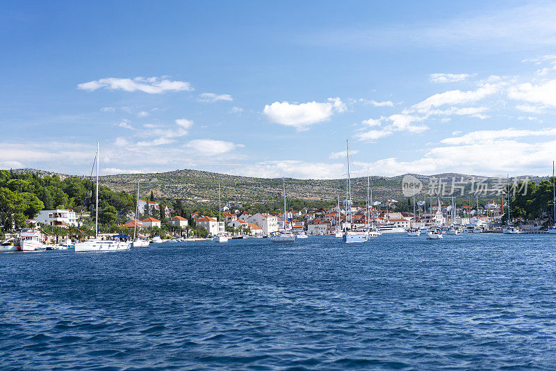 克罗地亚，布拉克岛的米尔纳和加油站旁的帆船