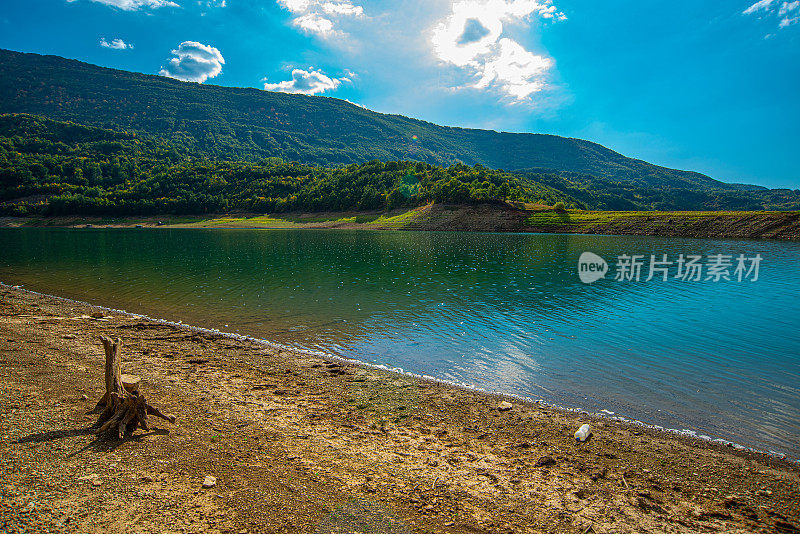 扎沃斯科湖水位低，部分原因是干旱和过度泄洪，在蓝天白云下的秋天