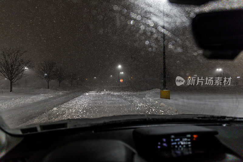眩目的暴风雪暴风雪焦虑的夜晚驾驶