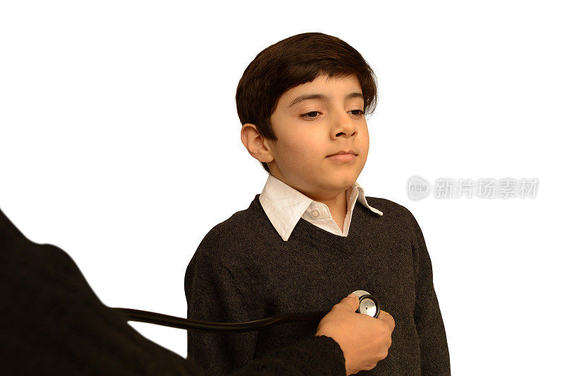 一名9岁的印度亚裔男孩在接受医学检查时，用听诊器吸入或深吸气的水平照片，被医生隔离在白色背景上