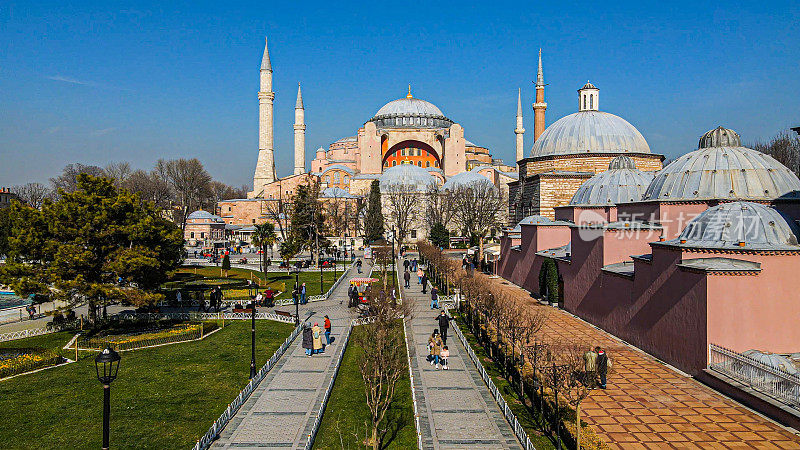 在苏丹阿赫迈特广场，空中的圣索菲亚大教堂，空中的伊斯坦布尔，圣索菲亚大教堂和蓝色清真寺，圣索菲亚广场，圣索菲亚大教堂通过城市，城市和海，清真寺尖塔
