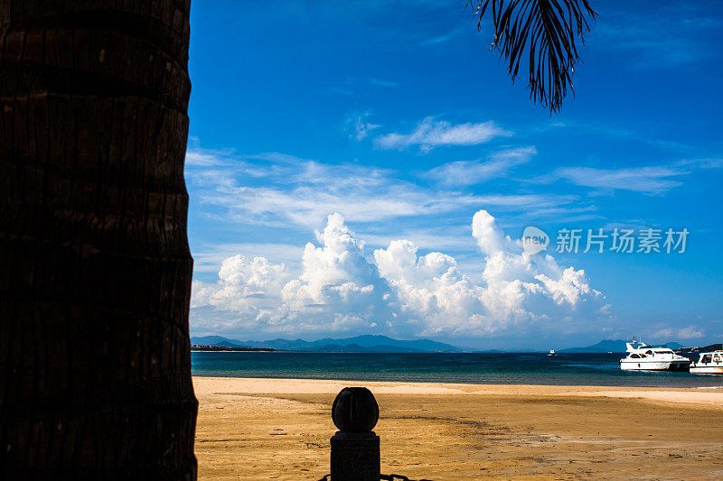 戏剧性的暴风雨前的海上天空，云景，沙滩，海景，热带景观