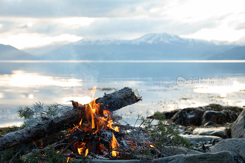 日落时分，挪威一片田园诗般的自然风光在清澈的峡湾边燃起了篝火