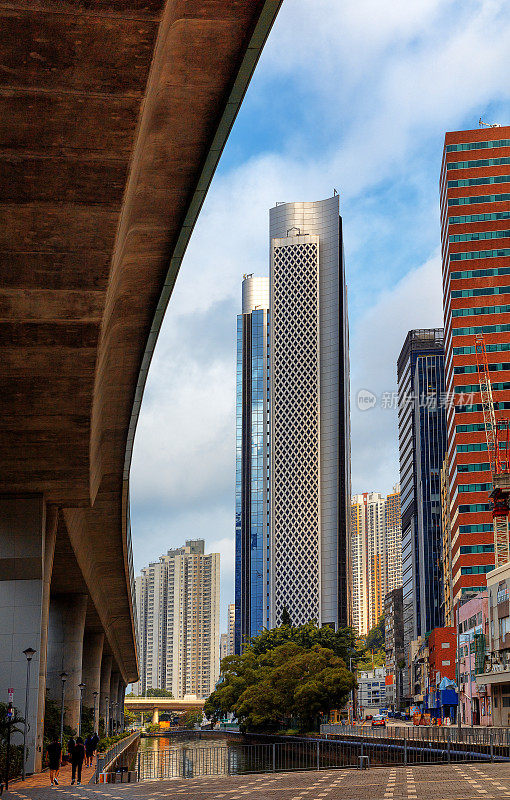 香港仔过去是一个渔村，现在是高楼林立的写字楼和地铁的繁荣。