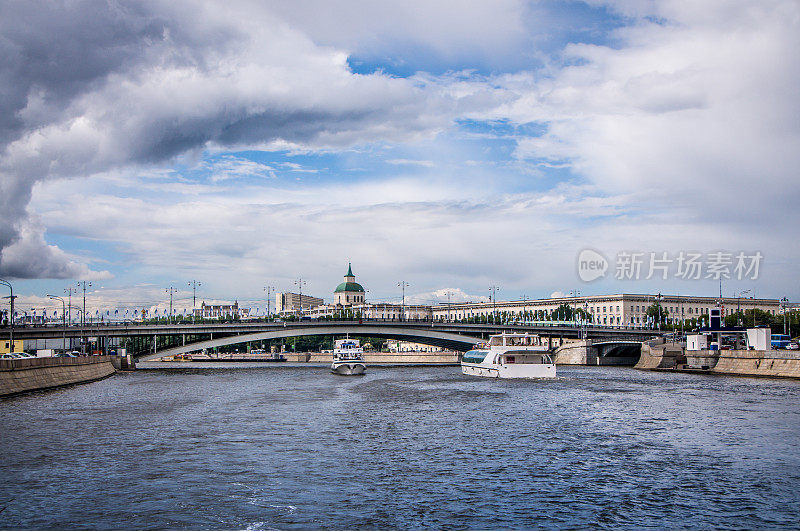 俄罗斯莫斯科，在大桥下的莫斯科河上行驶的船只