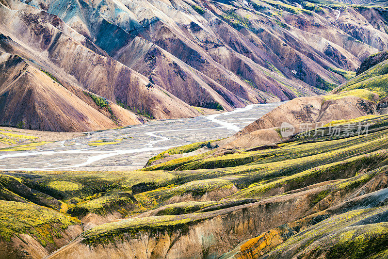 landmanalaugar彩色山脉在冰岛中部的流纹岩矿物山脉周围