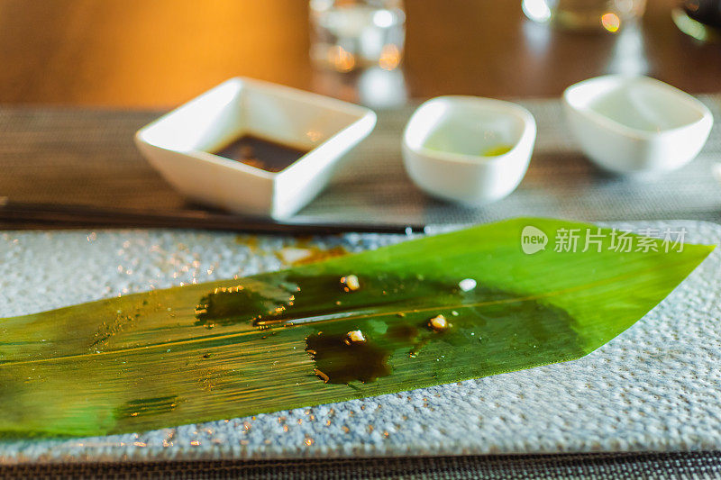 在餐厅吃完寿司后盘子脏了。传统的亚洲食品。饮食的选择