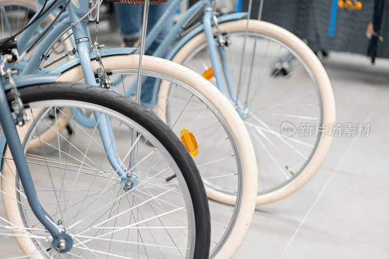 在仓库或商店里排成一排的自行车轮子