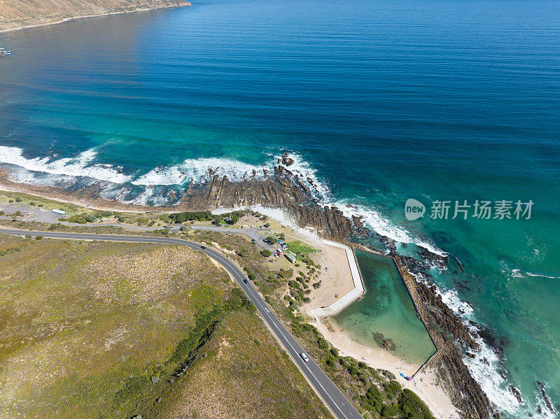 沿海公路沿着雄伟的海岸线运行