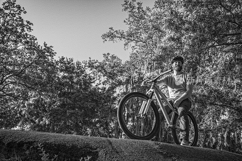 山地自行车男子肖像在佛罗里达州奥兰多