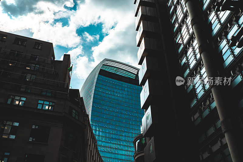 仰望伦敦中心金融区的天际线