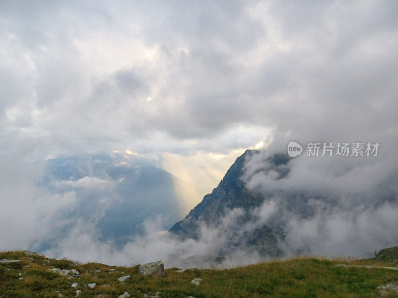 云在山间飞舞，瑞士的阿尔卑斯山