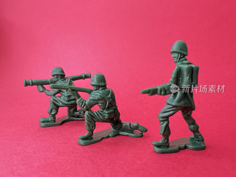 3名士兵拿着枪对着敌人(红色背景)，这是战争的概念。