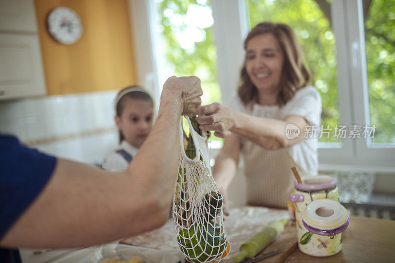 一个不知名的男人送给他妻子的可重复使用的袋子的特写镜头。