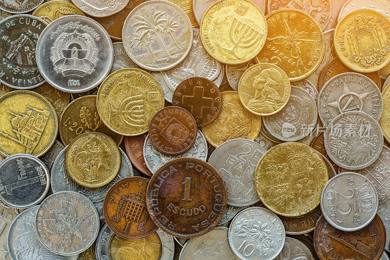 欧元硬币的背景。钱币学。英国英镑硬币。美国的硬币。世界各国的硬币。铁钱。集合