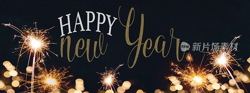 新年快乐2022新年前夕节日活动晚会西尔维斯特背景全景横幅-烟火，烟花和版式在漆黑的夜空纹理
