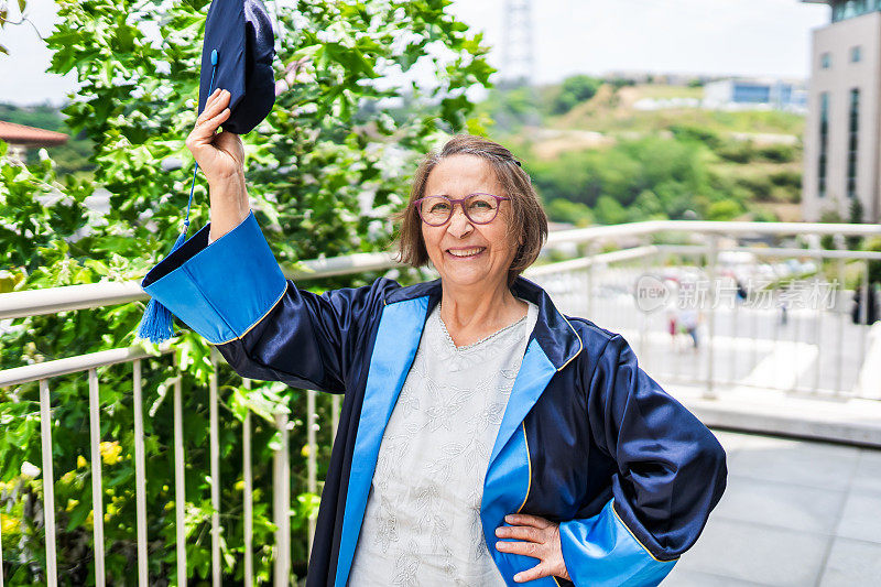 快乐而自豪的大四女生从大学毕业