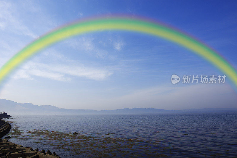 海上的彩虹