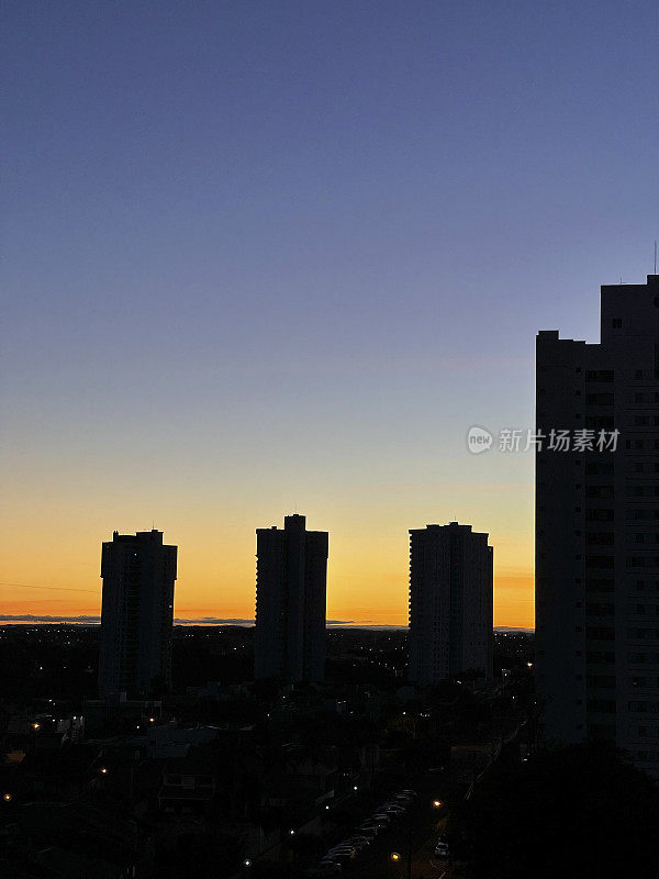 夏日清晨，太阳冉冉升起。