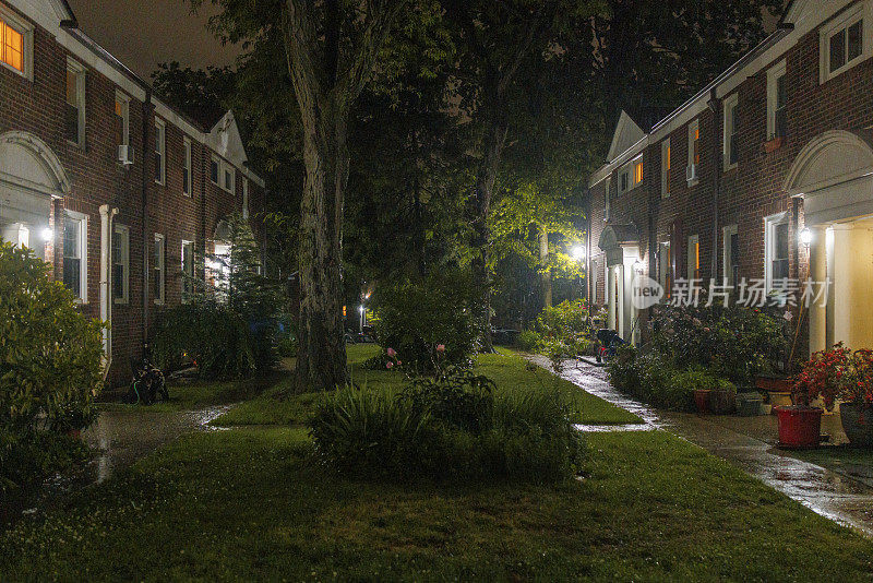 在居民区的夜晚下雨