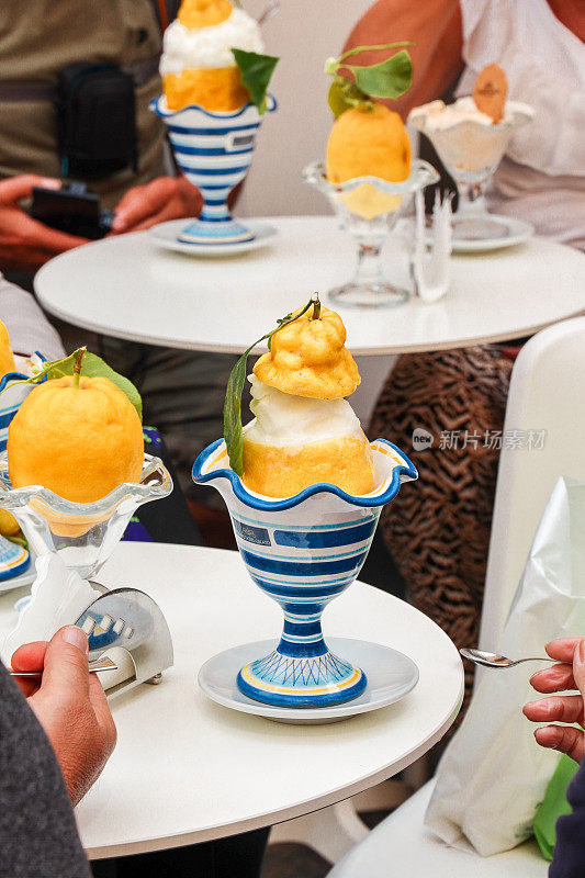 在阿马尔菲镇咖啡馆吃柠檬冰糕，里面装着真正的柠檬