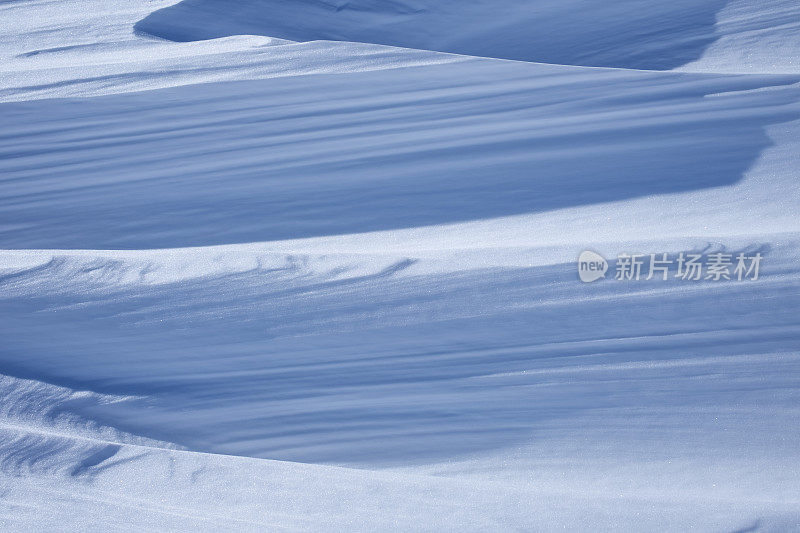 风把雪吹散了