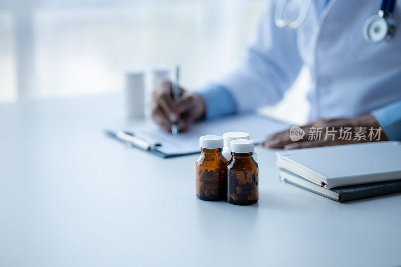 药瓶放置在医院检查室医生的桌子上，由药剂师对治疗概念和对症用药进行调剂。