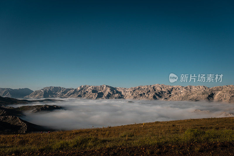 日出的山脉云雾缭绕，空气清新