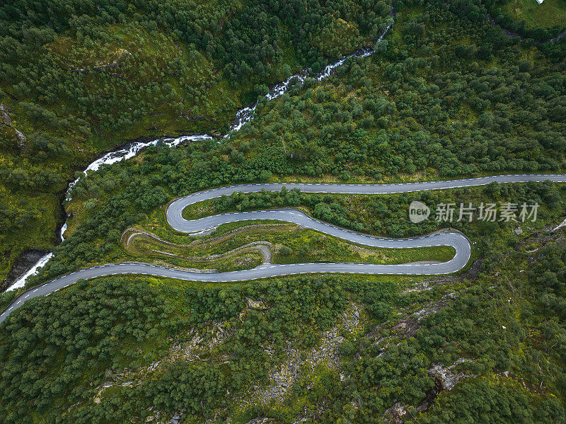 挪威高地上的Trollstigen公路鸟瞰图