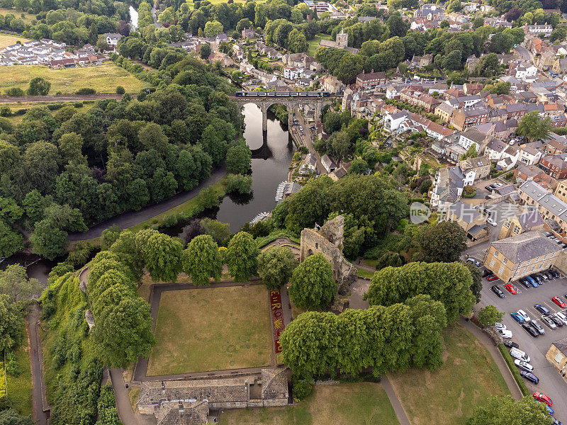 Nidd河和Knaresborough的铁路高架桥鸟瞰图，英格兰，英国，北约克郡。用0级无人机拍摄的