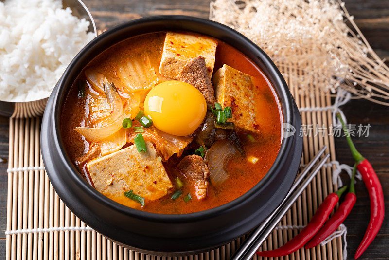 韩国菜，豆腐猪肉鲜蛋黄泡菜汤